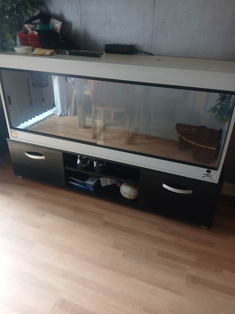 Beaded dragon tank with all hides lights accesseries