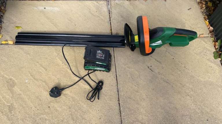 Battery hedge trimmer