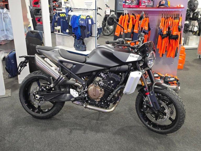 2024 - HUSQVARNA 801 SVARTPILEN