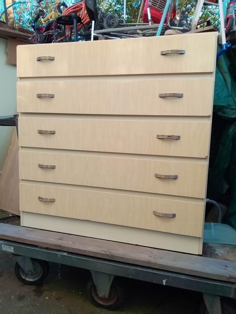 Beautiful 5 big deep drawer chest in absolute mint condition allround 