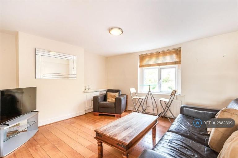 3 bedroom flat in Balham High Road, London, SW12 (3 bed) (#2882399)