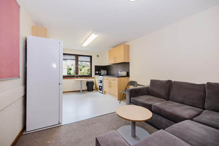 Modern and well-presented, 4-bedroom, HMO flat in Fountainbridge – available NOW