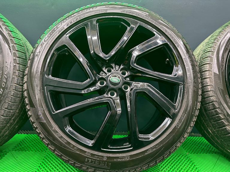 Land Rover Discovery 5 22” Powdered Gloss Black alloy wheels - style 5025 & 5/7mm+ Pirelli’s!