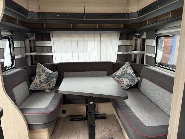 2018 HOBBY De Luxe Edition 495 UL fixed single beds