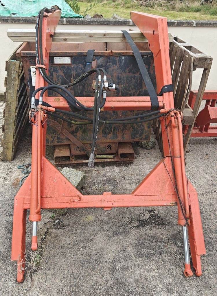 Loader to fit Zetor Crystal / UR2 tractors.