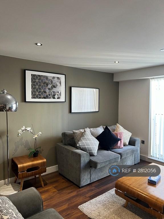 3 bedroom flat in Cambridge Street, Manchester, M1 (3 bed) (#2812056)