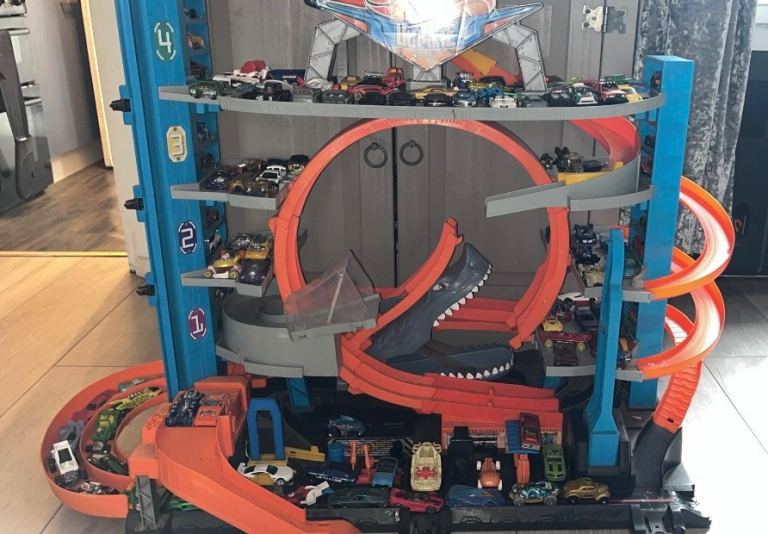 Hot wheels shark car garage 