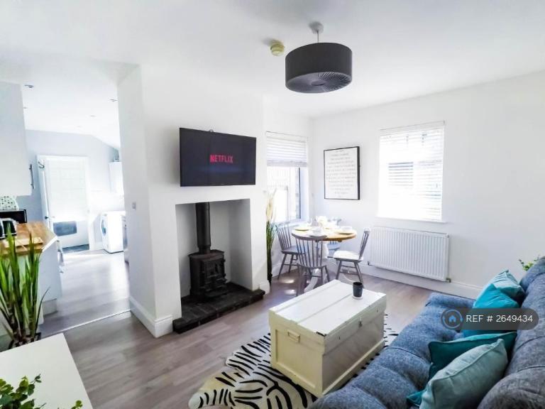 3 bedroom house in Queens Walk, Stamford, PE9 (3 bed) (#2649434)