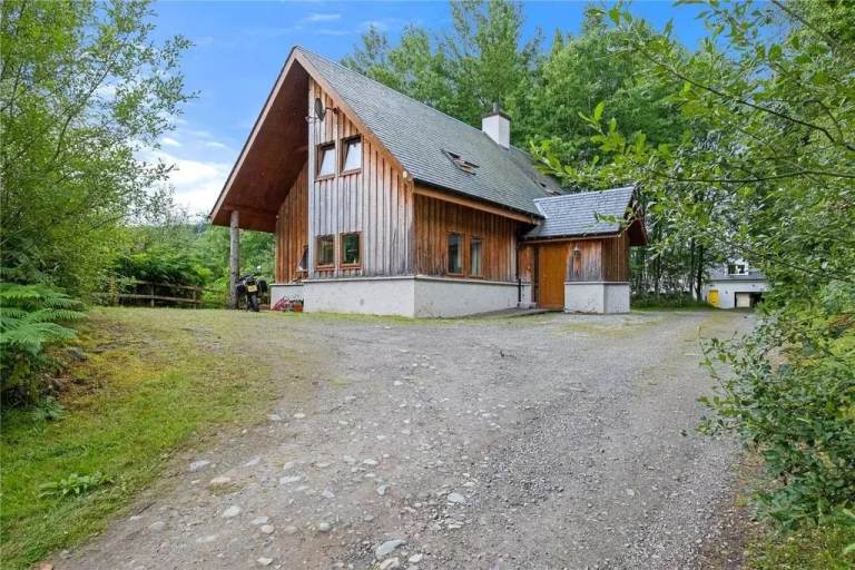 River View 4-Bedroom Detached House to Rent Strathglass