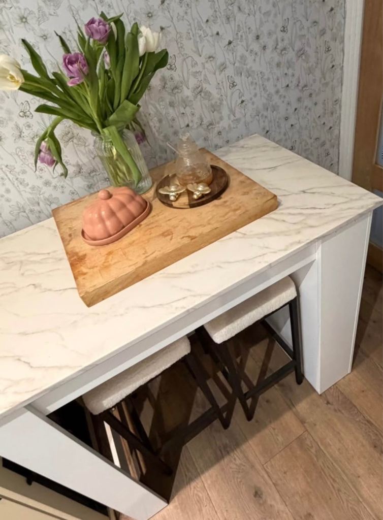Kitchen Island with storage & Boucle stools 