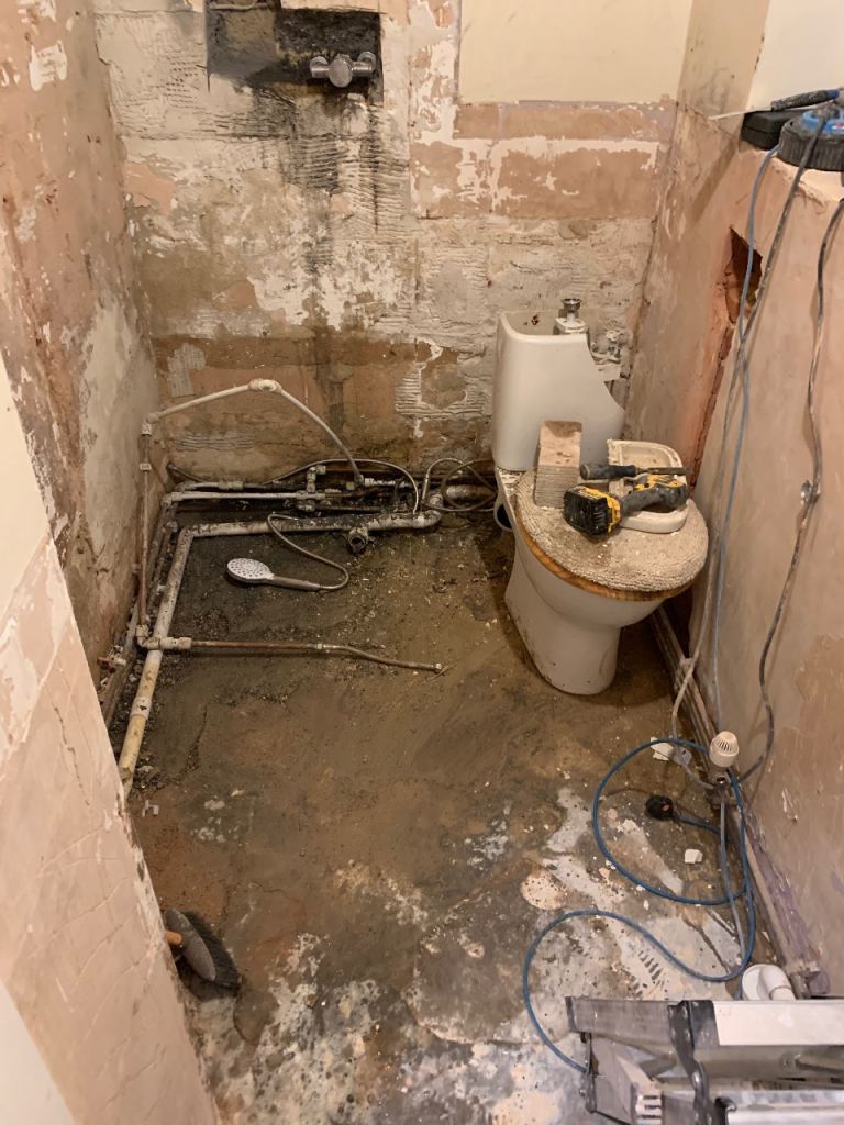 damp proofing , Bathroom fitters, painters . Tilers . Plasterer , plumbers . Handymen , painters . 