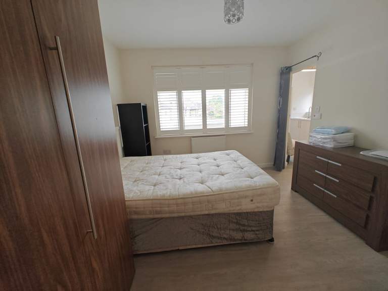 BEAUTIFUL LARGE STUDIO WITH SEPARETE KITCHEN FOR RENT IN HOUNSLOW