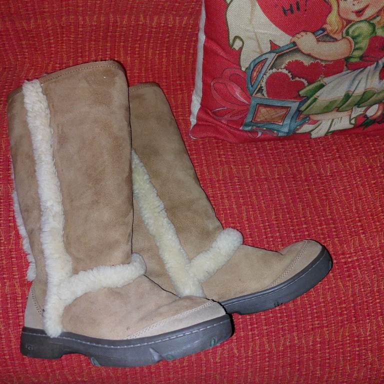 Ugg boots sheepskin w8 fits uk6/7?