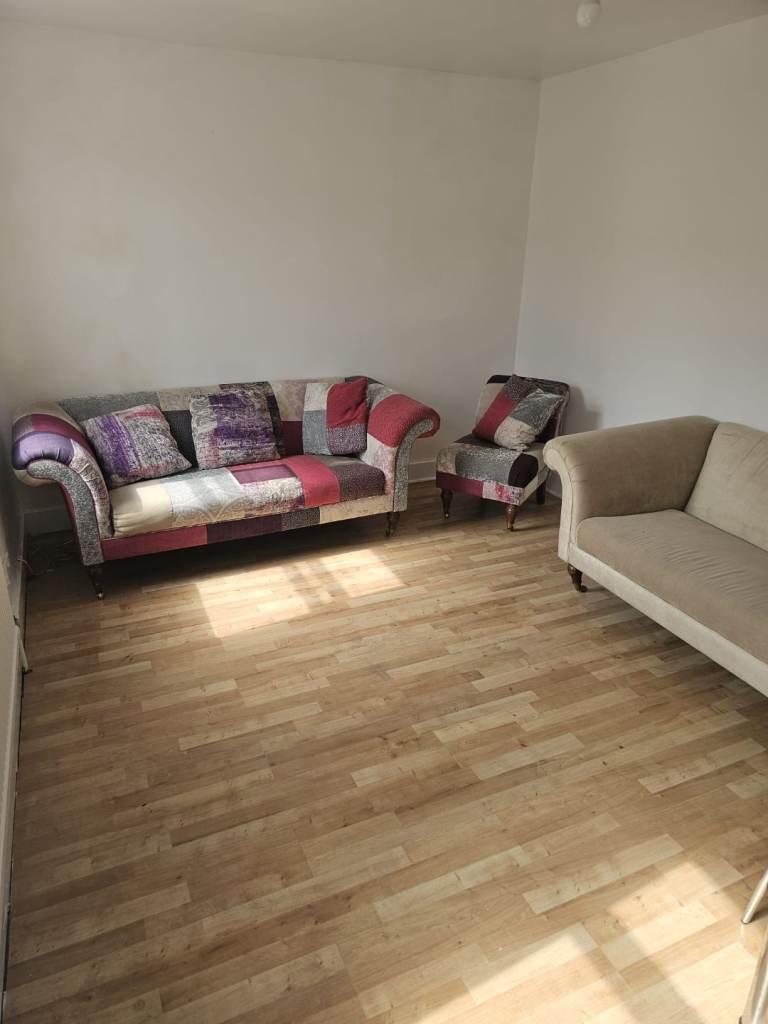 Large studio, separate living room, double bedroom. Bills included. 