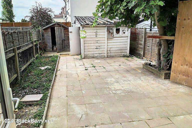 DOUBLE ENSUITE BEDROOM PARK GARDENS KINGSBURY NW9