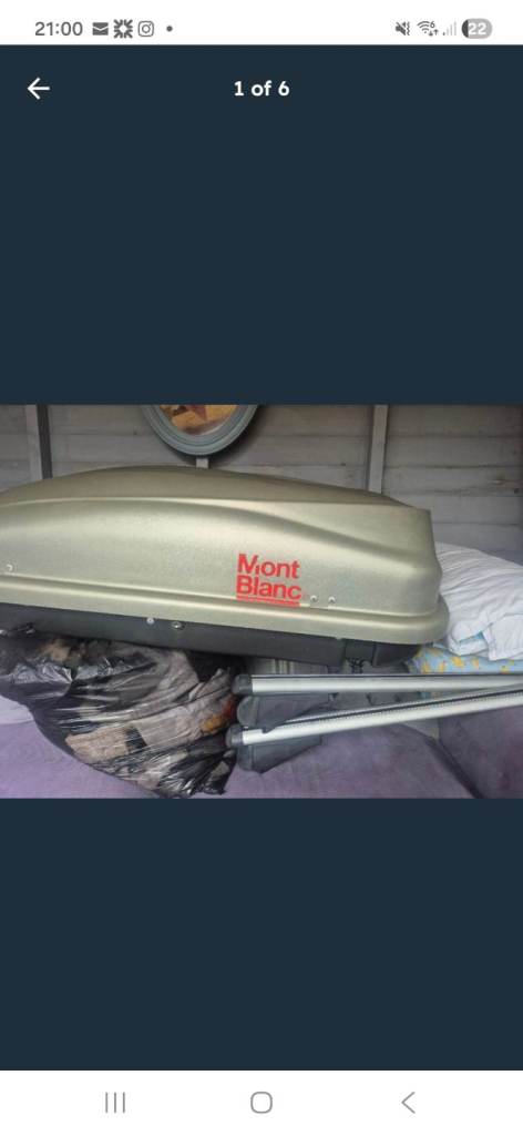 Roof box and roof bars