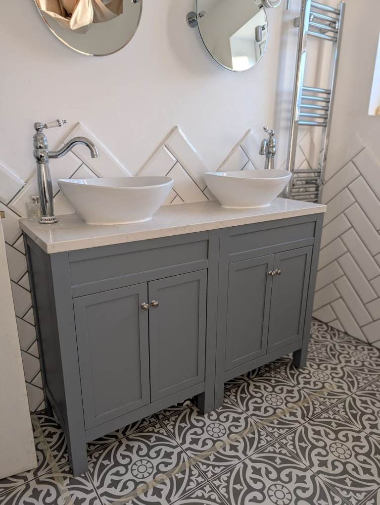 Stunning Traditional Double Vanity Unit & Freestanding Roll-Top Bath (Fully Loaded!)