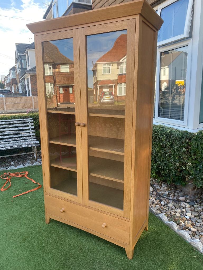 A EXCELLENT QUALITY OAK LOOK GLAZED BOOKCASE/CABINET ,GREAT PRE-LOVED CONDITION ,DELIVERY POSS