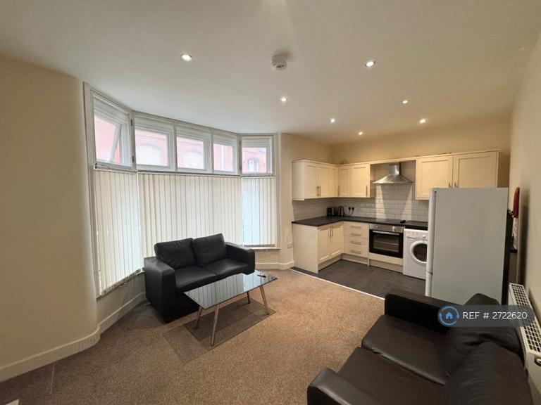 1 bedroom flat in Scarisbrick Avenue, Southport, PR8 (1 bed) (#2722620)