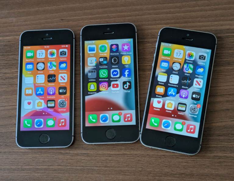 Unlocked iPhone SE 1st Gen 32gb £35 each cheap phone for work, business, personal use