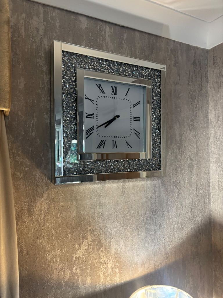 Crushed Diamond Wall Clock with Roman Numerals – Excellent Condition