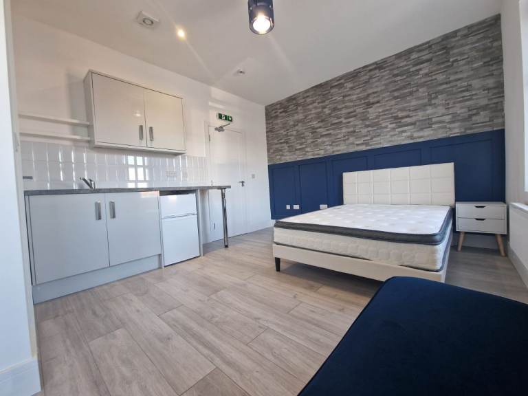 Executive Studio Penthouse Flat in Luton Town Centre - Available Now