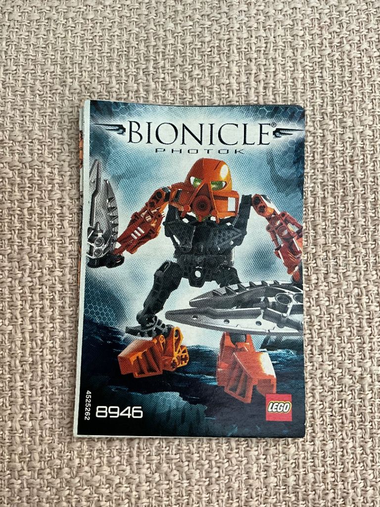 LEGO Bionicle Photok 8946, complete with assembly instruction guide.