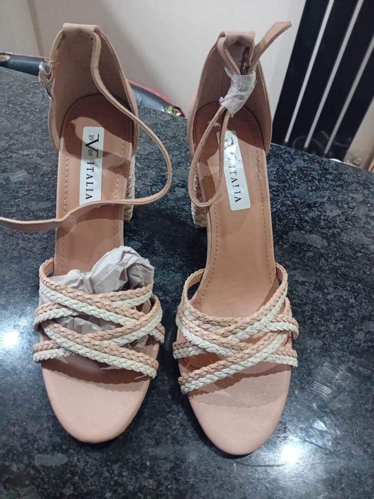 Brand new wedding guest - 1969 V- Italia beige slim sandals size 6.