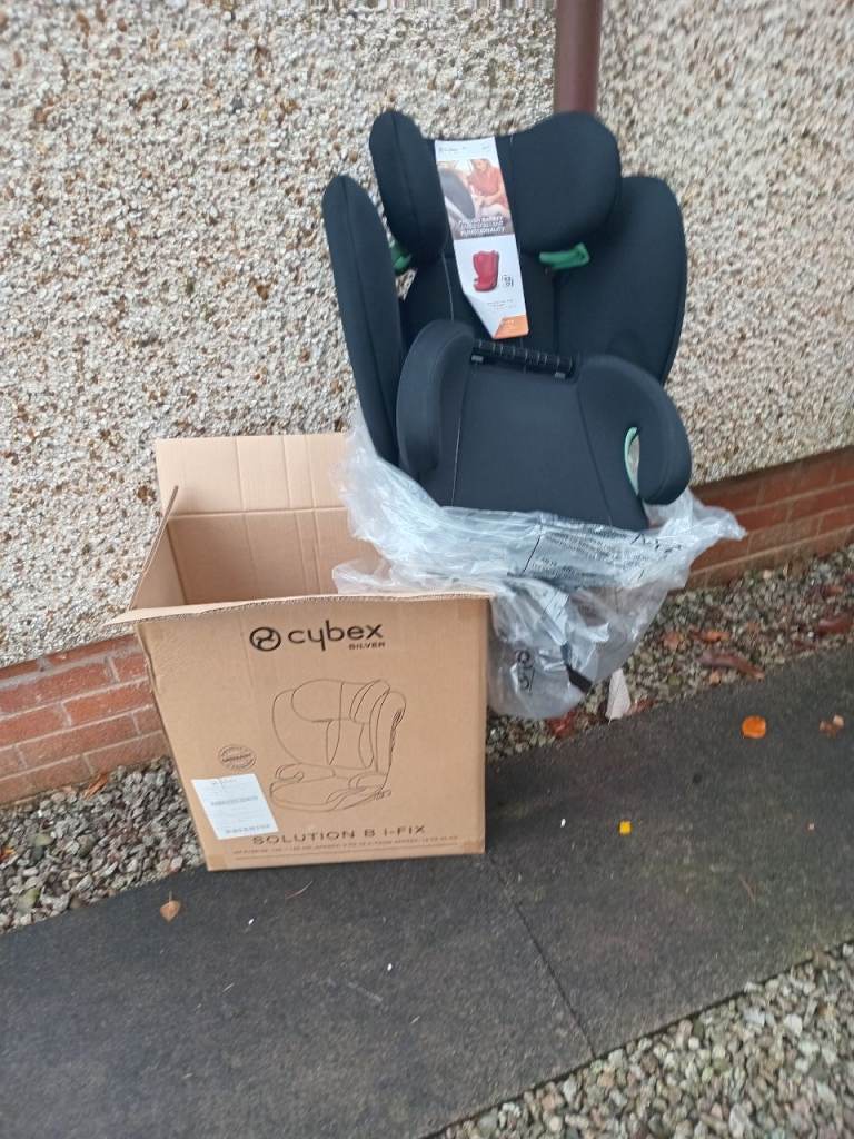 two of child car seats top of the range from Halfords