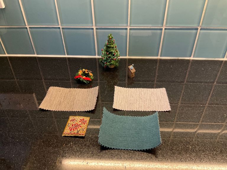 JOB LOT Dolls House Furniture 1:12 - Christmas Tree Wreath Mats/Rugs - Exc Cond
