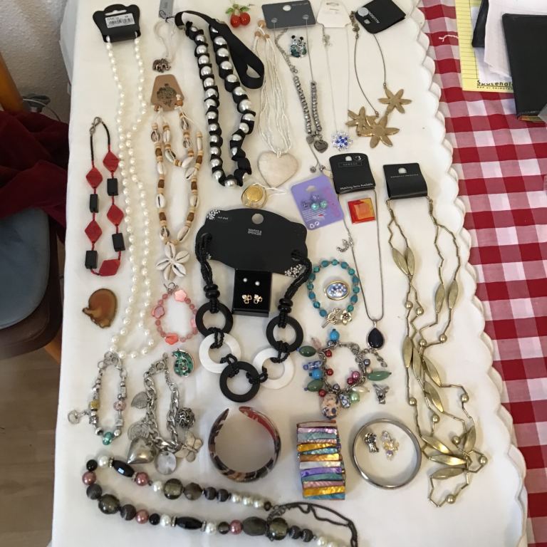 Job lot of 30 pieces of vintage jewellery mostly new