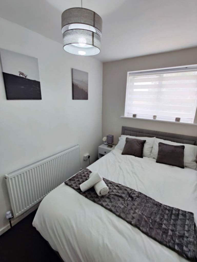 3 bedroom house RUNNING AIRBNB FULLY FURNISHED NEAR BIRMIMGHAM AIRPORT see listing 