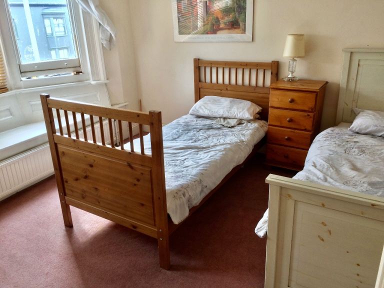 Large Sharing Twin 2 bed sunny room Brighton centre language students clean friendly flat share