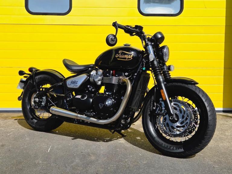 Triumph Bobber ICON! HITCHCOX EXHAUSTS! CRUISE CONTROL! PRISTINE CONDITION