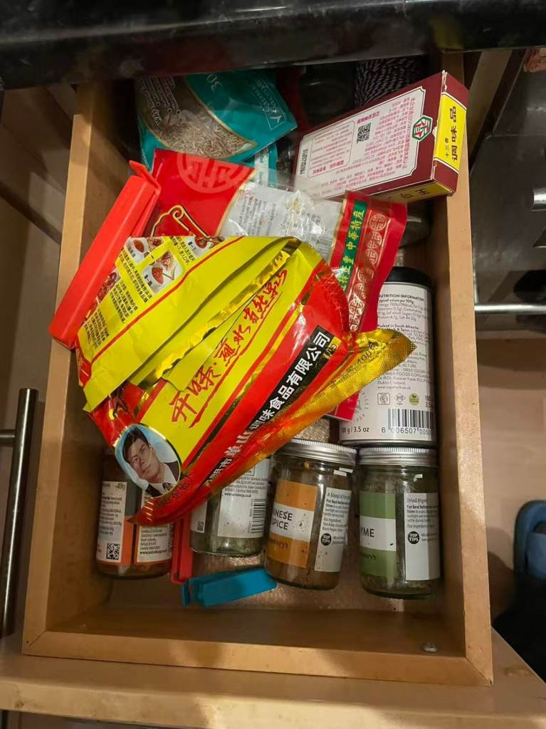 Kitchen tools / seasonings / bowls, plates, etc.