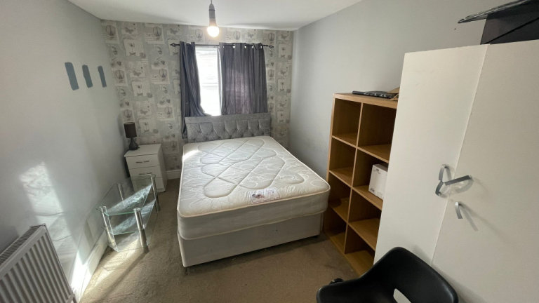 Immaculate condition 5 Bedrooms spacious *HMO* licence property in Chigwell -- Company Let Allowed