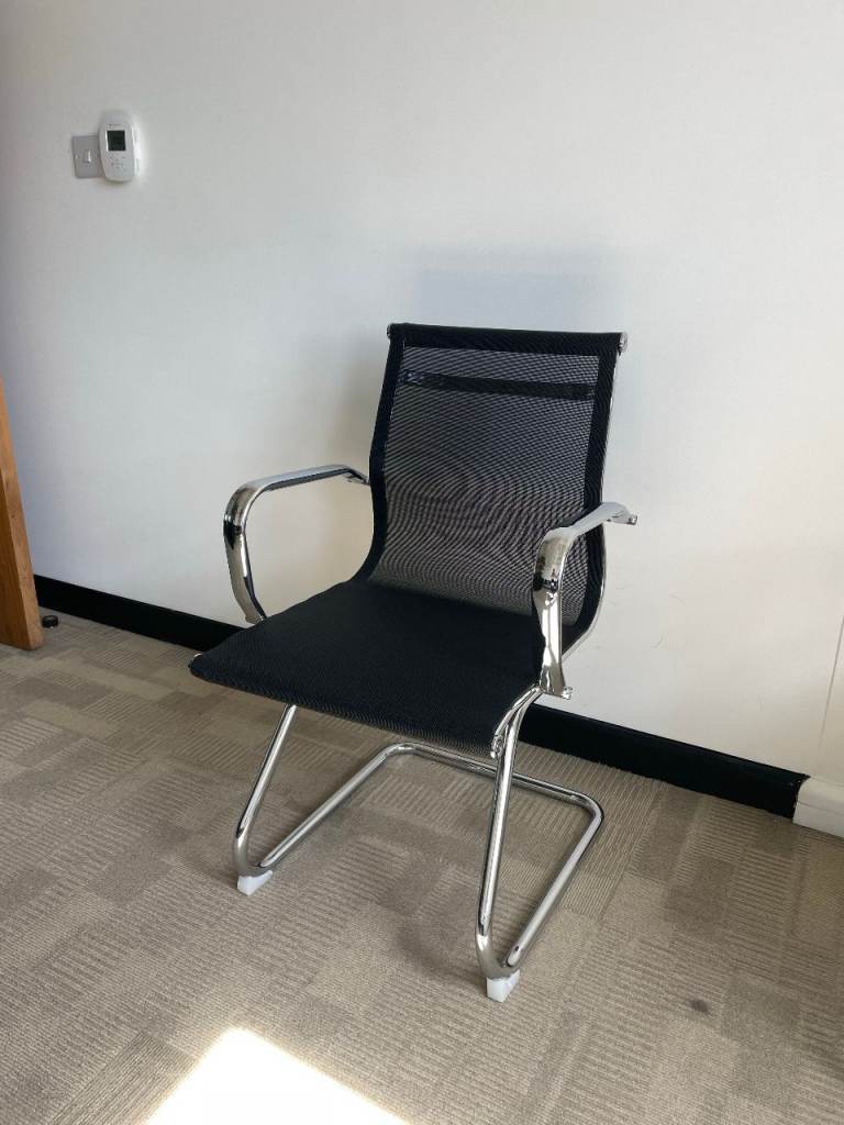 8 Mesh Office Chair with Chrome Frame - very good Condition