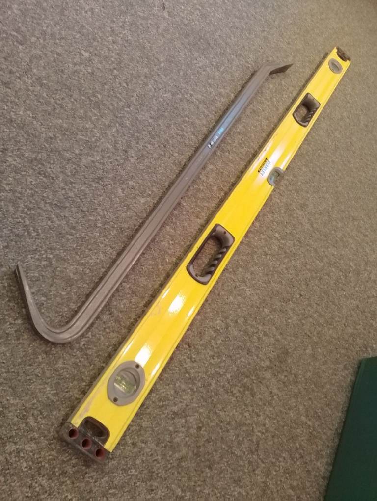 4 foot long Stanley Fatmax spirit level and 3 foot long crow wrecking pry bar jemmy hand tools