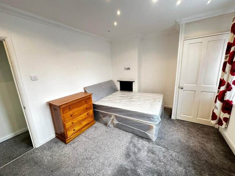BRIGHT DOUBLE ROOM IN WALTHAMSTOW - NO HIDDEN FEES 🏠
