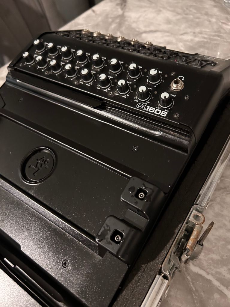 MACKIE DL1604 MIXER