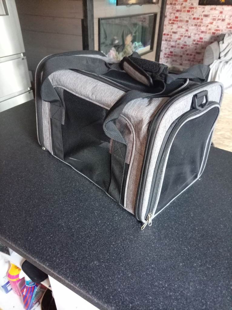 Small cage and carrier