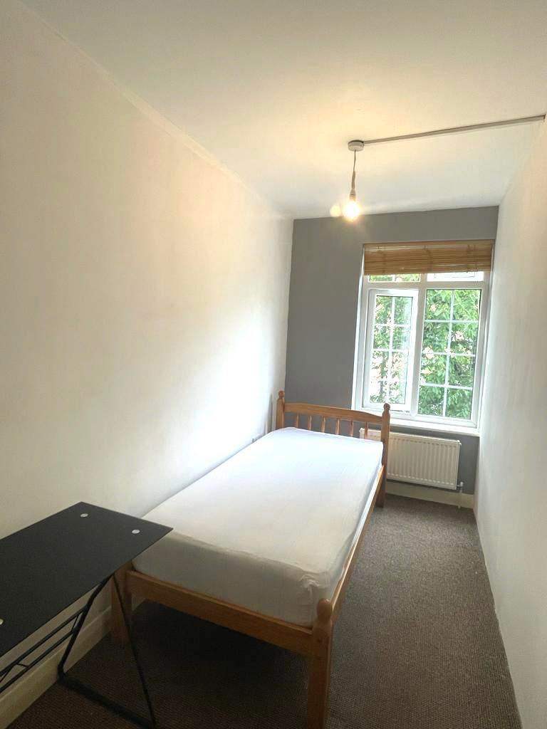 image for SINGLE ROOM/£135pw/SOUTHGATE / GREEN LANES/ N13 5SB