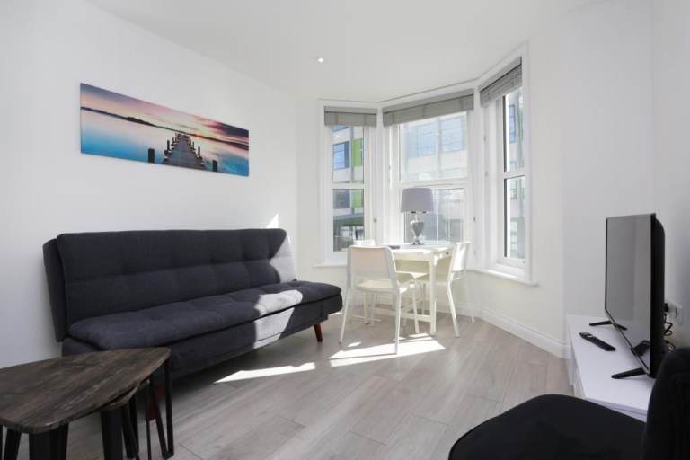 Modern One-bedroom apartment to let in Bournemouth near Lansdowne campus