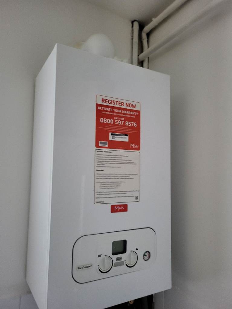 2 bedroom newly decorated, new flooring ground floor flat with garden 