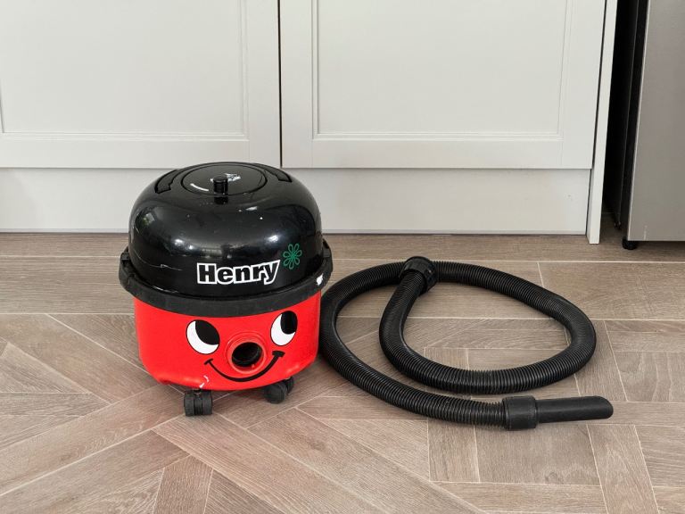 Henry hoover HVR200A (read description)