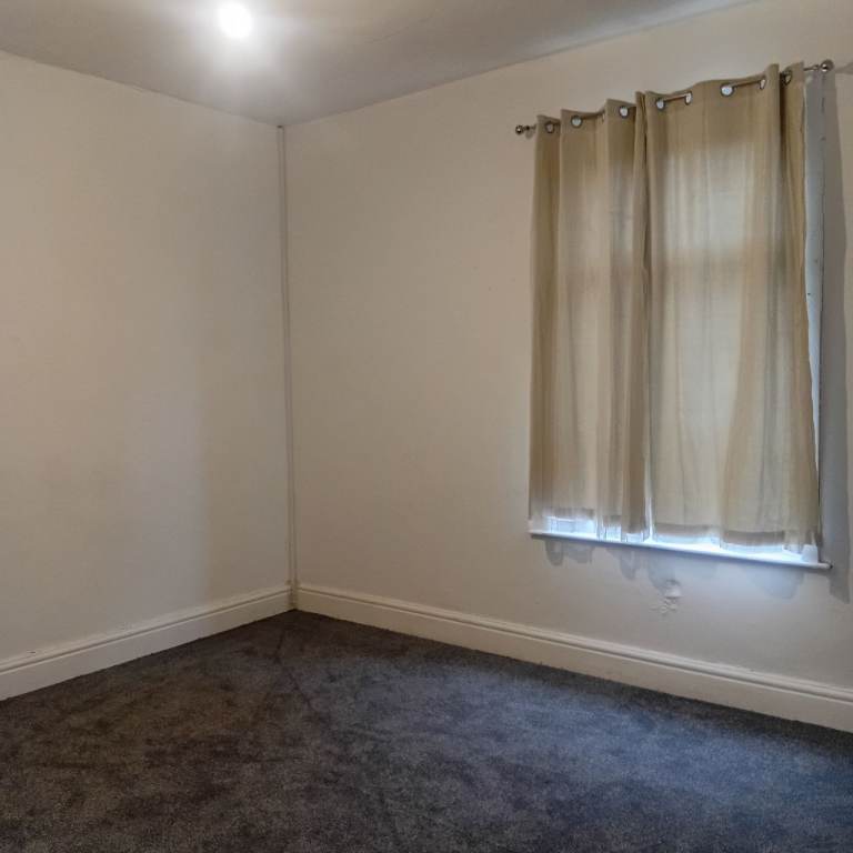 Large master bedroom £450 NO DEPOSIT 