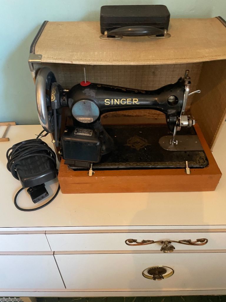 Vintage Singer Sewing Machine with Wooden Base and Case
