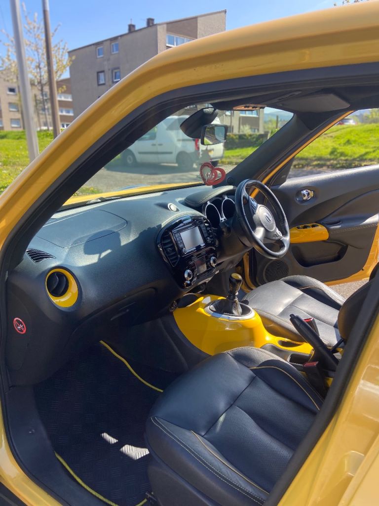 Perfectly yellow Nissan juke 