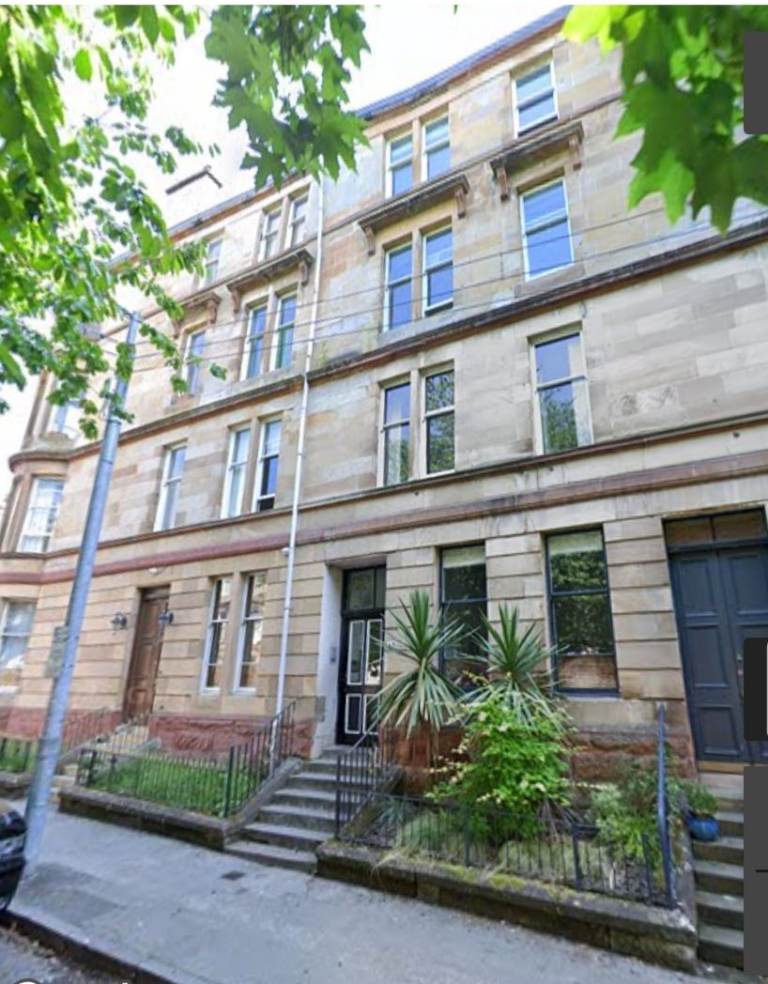 Non HMO 3 BED PART FURNISHED, SPACIOUS MODERN FLAT ON BARRINGTON DRIVE, 2ND FLOOR