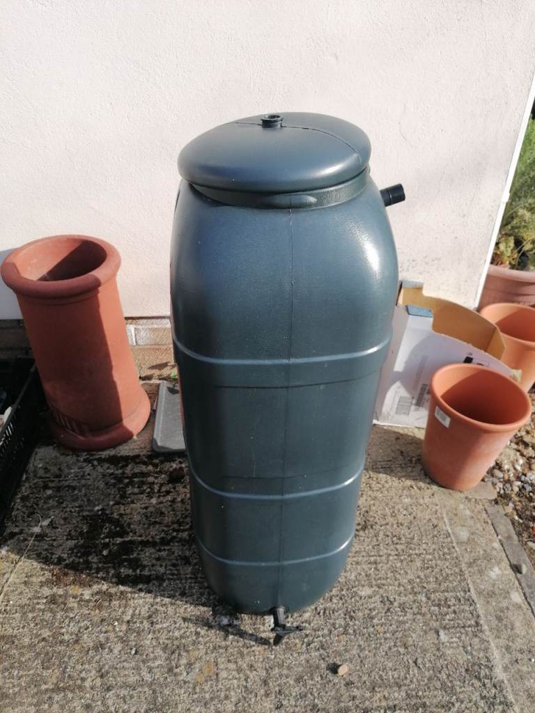 100 litres slimline water butt with tap and lid in good condition 